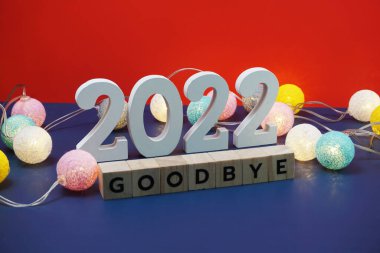 Elveda 2022 kelime alfabe harfleri kırmızı ve mavi arkaplan