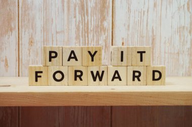 Raflardaki ahşap zemin üzerindeki harfi öde.