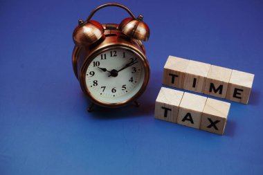 Mavi arkaplanda alarmlı Vergi Zamanı alfabesi harfi