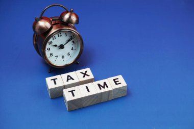 Mavi arkaplanda alarmlı Vergi Zamanı alfabesi harfi