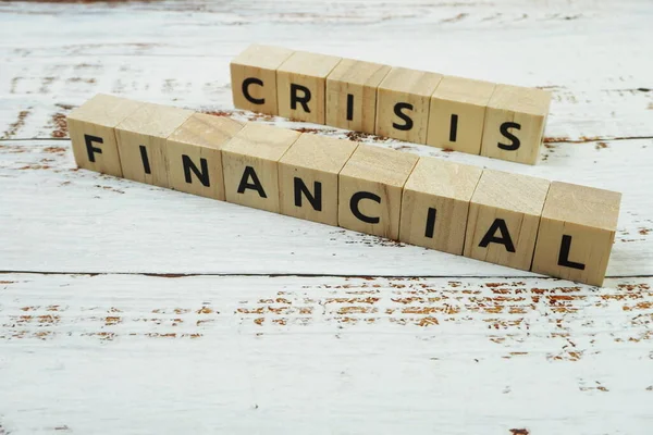金融危機 木製の背景に単語アルファベット文字 — ストック写真