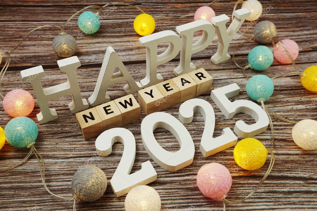 Feliz Año Nuevo 2025 letra del alfabeto con bolas de algodón led sobre