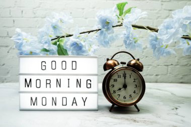 Çiçek desenli ışıklı kutuda 