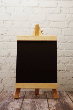 Boşluk kopyalama arkaplanına sahip Boş Easel