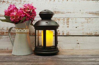 Ahşap zemin üzerinde yer kopyası olan mumlarla Kara Fener dekoratifi