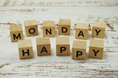 Ahşap arka planda Pazartesi alfabesi harfiniz kutlu olsun.