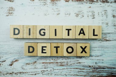 Ahşap arkaplanda Dijital Detox alfabe harfi