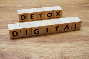 Ahşap arkaplanda Dijital Detox alfabe harfi