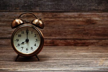 Ahşap arkaplanda boşluk kopyası olan klasik alarm saati