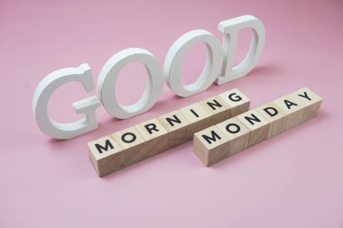 Pembe arka planda günaydın Pazartesi Kelime alfabesi harfleri