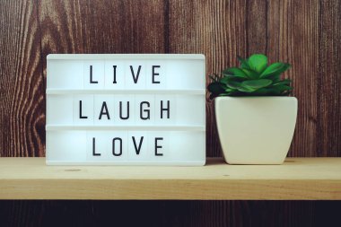 Canlı Kahkaha Aşk Sözcüğü Tahta arka planda ışık kutusunda