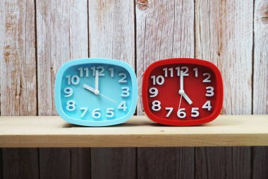 Ahşap raflarda farklı ülkelerin zaman dilimine sahip saatler