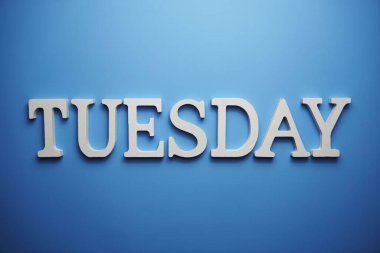 Mavi arkaplanda Salı alfabesi harfi