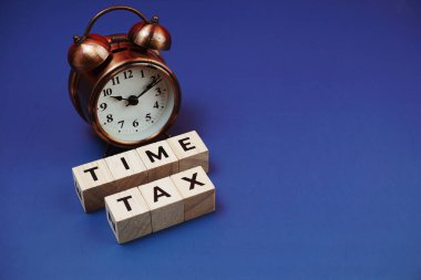 Mavi arkaplanda alarmlı Vergi Zamanı alfabesi harfi