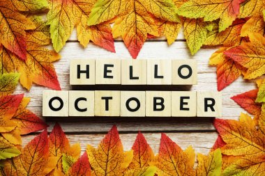 Ahşap arka planda akçaağaç yapraklı mutlu Ekim alfabe harfleri