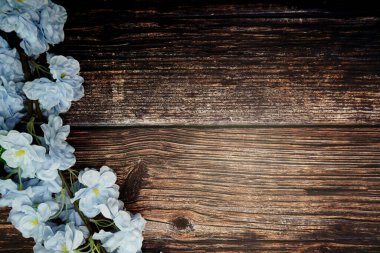 Tahta arkaplanda kopya alanı olan Çiçekler Çerçevesi