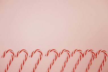 Noel şekeri pembe arka planda süsleme yapabilir