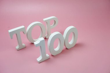 Pembe arka planda en iyi 100 kelime alfabe harfi