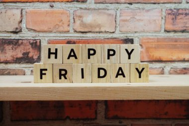 Raflardaki mutlu Cuma alfabesi harfleri ahşap arka plan