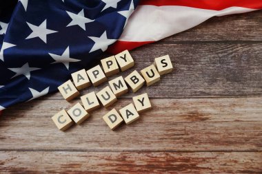 Tahta zemin üzerinde ABD bayrağı olan Kolomb Günü Kelime alfabesi harfleriniz kutlu olsun.