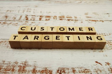 Müşteri Hedef Sözcük alfabesi harfleri ahşap arka planda