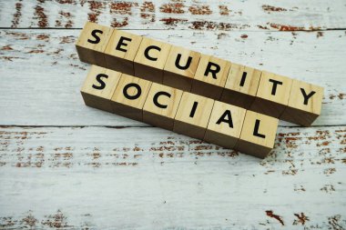 Ahşap arka planda Sosyal Güvenlik Sözcükleri alfabesi harfleri