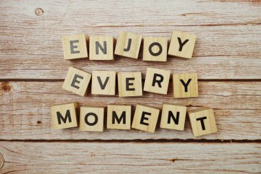 Ahşap arka plandaki her an alfabe harfinin tadını çıkar