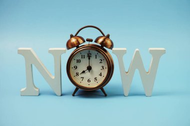 Mavi arkaplanda alarm saati olan alfabe harfleri