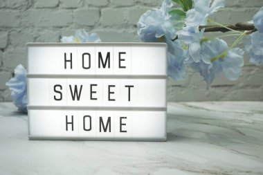 Çiçeklerle süslenmiş ışık kutusunda evim güzel evim.