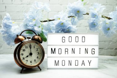 Çiçek desenli ışıklı kutuda 