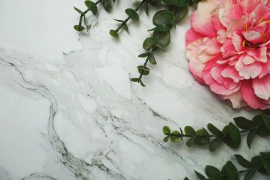 Çiçekler Kenarlık Çerçeve ile mermer arkaplan üzerinde uzay kopyası