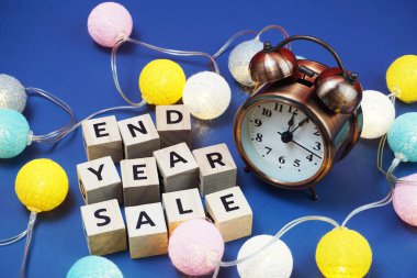 Mavi zemin üzerinde LED pamuk topları olan Yıl Sonu Alfabesi harfi