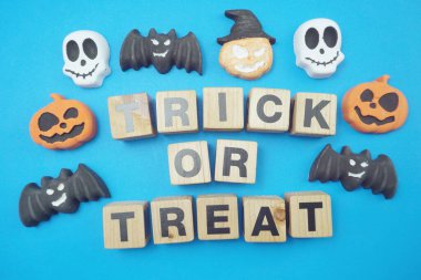 Mavi arkaplanda Cadılar Bayramı alfabesi harfiniz kutlu olsun.