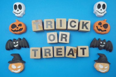 Mavi arkaplanda Cadılar Bayramı alfabesi harfiniz kutlu olsun.