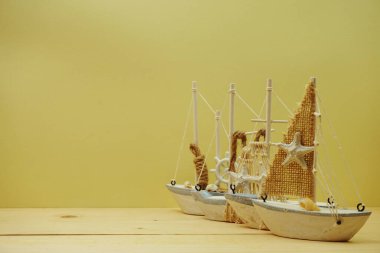 Sarı arka planda yaz indirimli Yelkenli Modeli ile denizcilik geçmişi