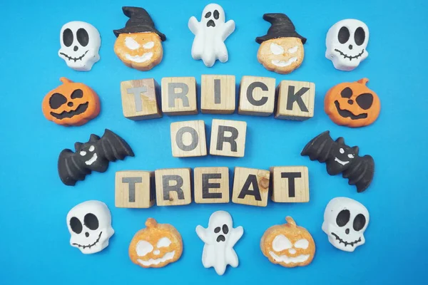 Mavi arkaplanda Cadılar Bayramı alfabesi harfiniz kutlu olsun.