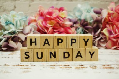 Ahşap zemin üzerine Mutlu Pazar alfabesi harfleri