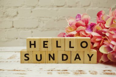 Merhaba ahşap zemin üzerinde Pazar alfabesi harfi