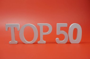 Kırmızı arkaplanda en iyi 50 kelime alfabe harfi