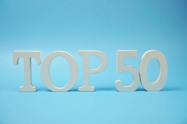 Mavi arkaplanda en iyi 50 kelime alfabe harfi