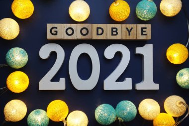Elveda 2021 alfabe harfi üzerinde pamuk top LED süsleme mavi arkaplan