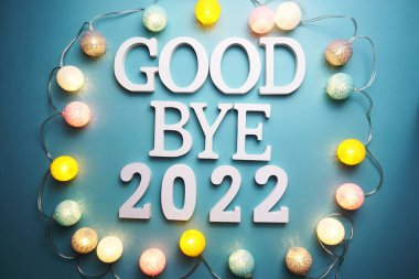 Elveda 2022 alfabe harfi üzerinde pamuk top LED süsleme mavi arkaplan