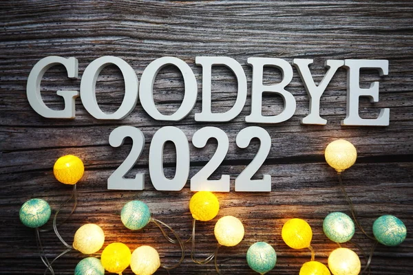 Güle güle 2022 alfabe harfi üzerinde pamuk top LED dekorasyon ahşap zemin