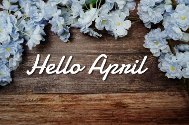 Merhaba Nisan metin ve bahar çiçek süslemesi ahşap arka planda