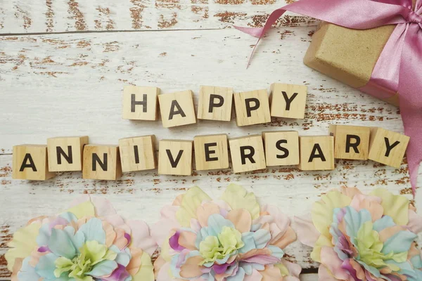 Happy Anniversary Alfabeto Lettera Con Scatola Regalo Sfondo Legno — Foto Stock