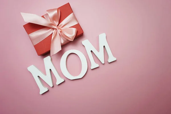 Mom Word Gift Box Present Pink Background — Stock Photo, Image