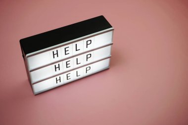 Pembe arkaplanda ışık kutusunda yardım metni