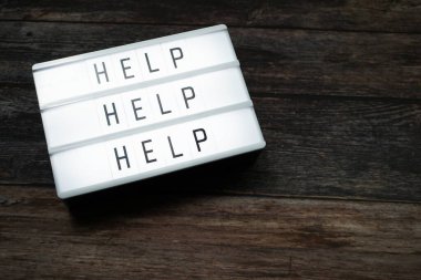 Tahta arkaplanda ışık kutusundaki yardım metni