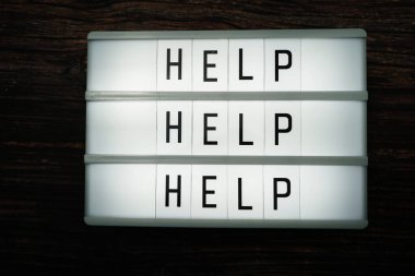 Tahta arkaplanda ışık kutusundaki yardım metni