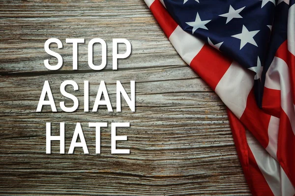 Stop Asian Hate Tekst Flagą Usa Drewnianym Tle — Zdjęcie stockowe